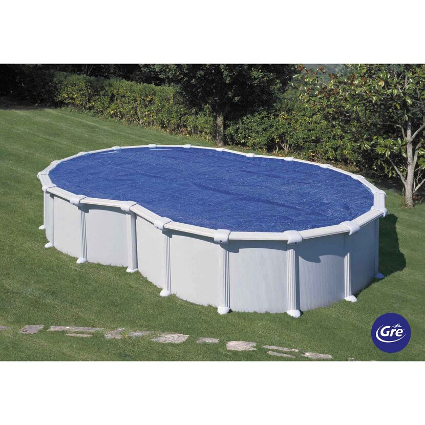 Ovaler, oberirdischer Pool mit blauer Abdeckung
