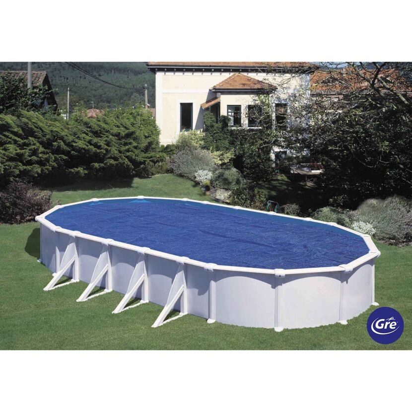 Ovaler Pool mit blauer Sommerabdeckplane