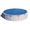Abgedeckter Pool mit blauer Abdeckplane