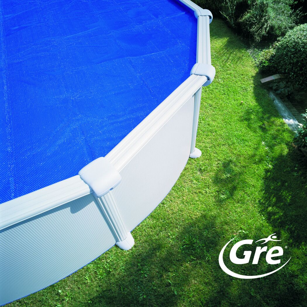 Abgedeckter Pool mit blauer Abdeckplane