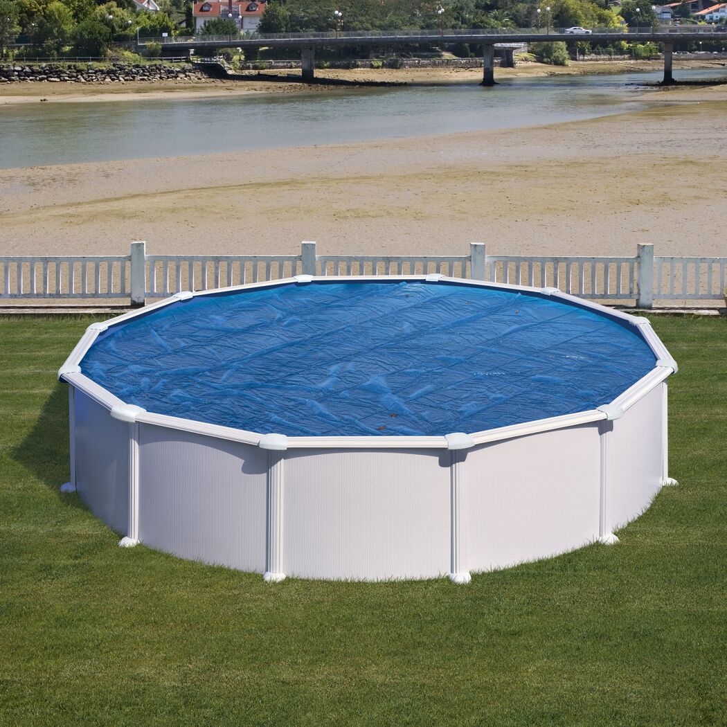 Abgedeckter Pool im Garten