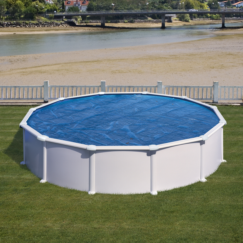 Abgedeckter Aufstellpool im Garten
