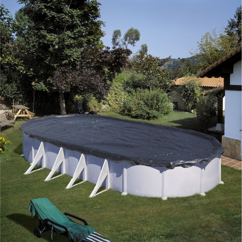 Abgedeckter Pool im Garten