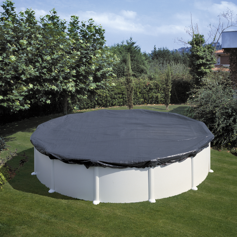Abgedeckter runder Pool im Garten