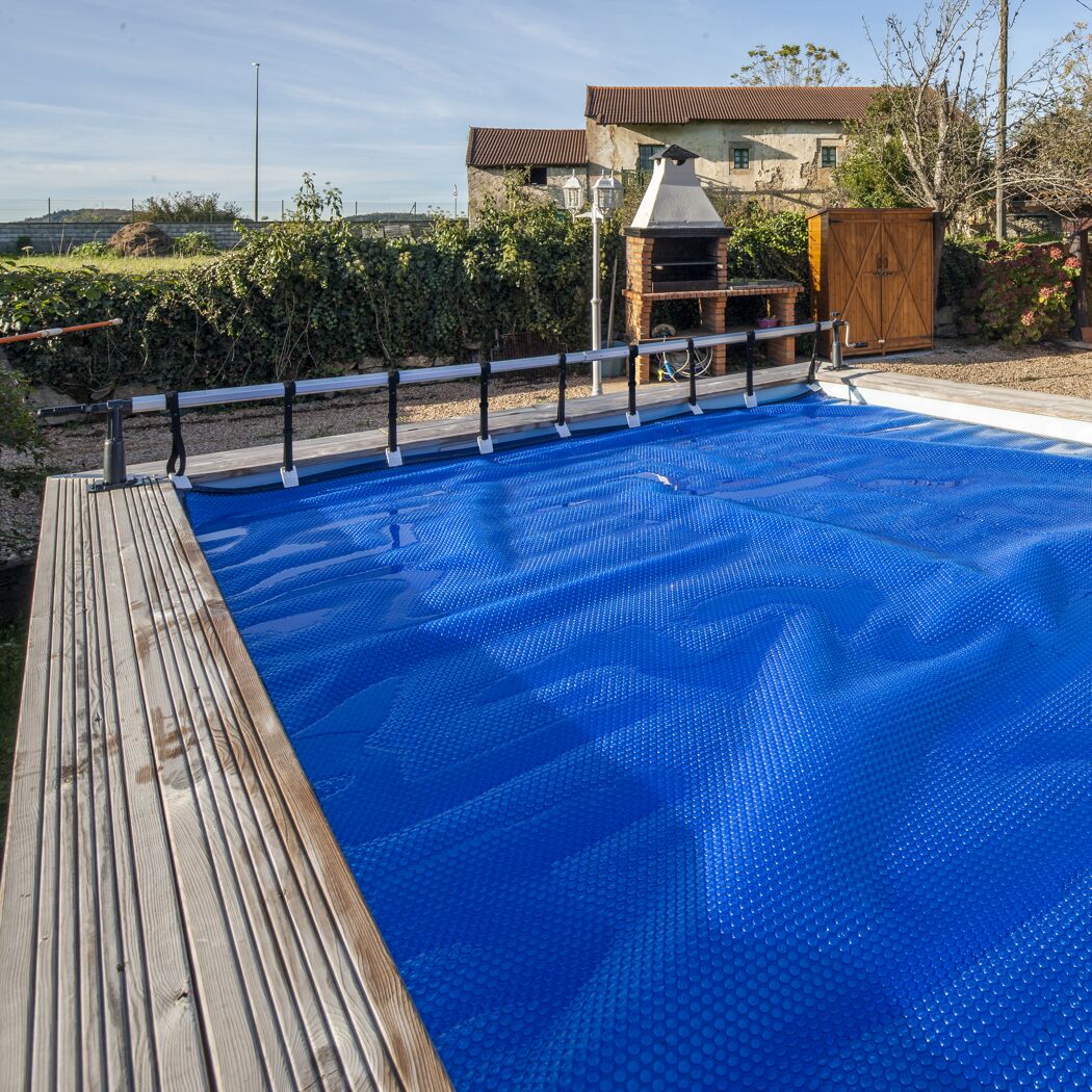 Abgedeckter Pool mit blauer Abdeckplane