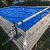 Abgedeckter Pool mit blauer Plane und Aufroller
