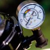 Manometer mit einem Wert von etwa 0,5 bar bzw 7 psi