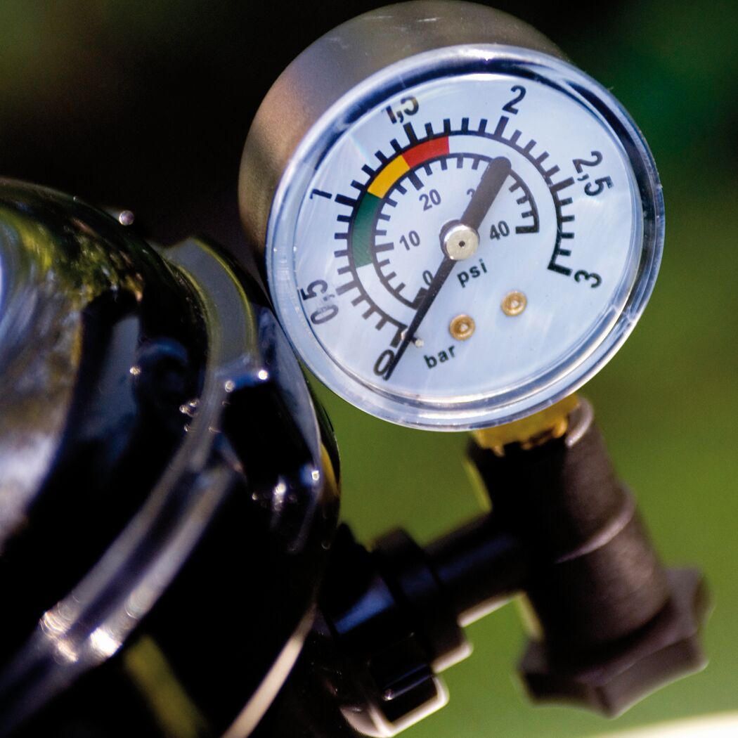 Manometer mit einem Wert von etwa 0,5 bar bzw 7 psi