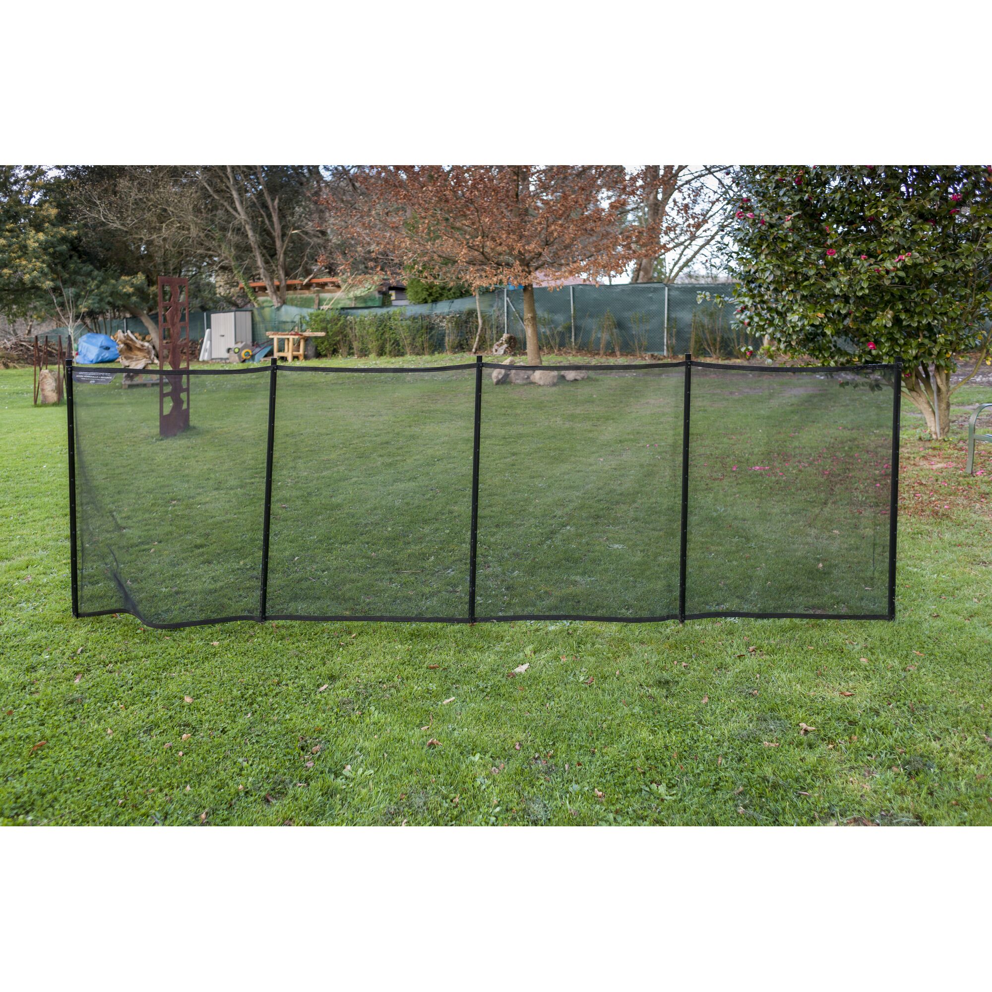 Schwarze Sicherheitsbarriere im Garten