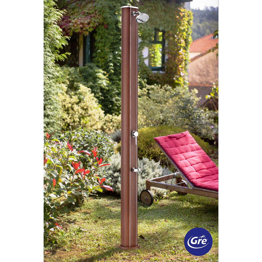 Solardusche aus Aluminium in Holzoptik im Garten