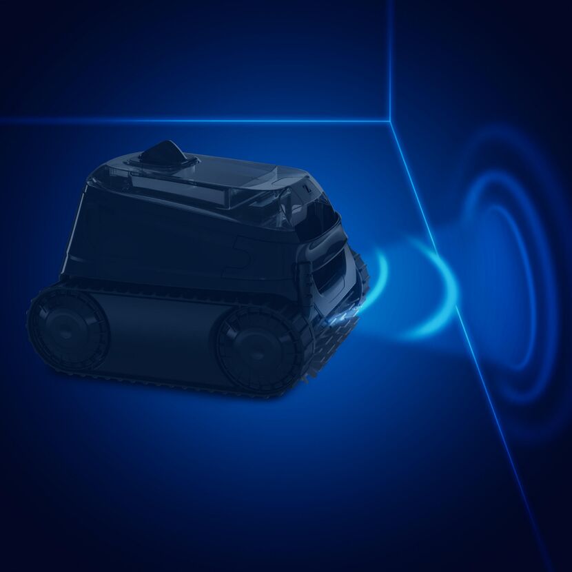 Elektrischer Poolreiniger CNX 1020 auf blauem Hintergrund