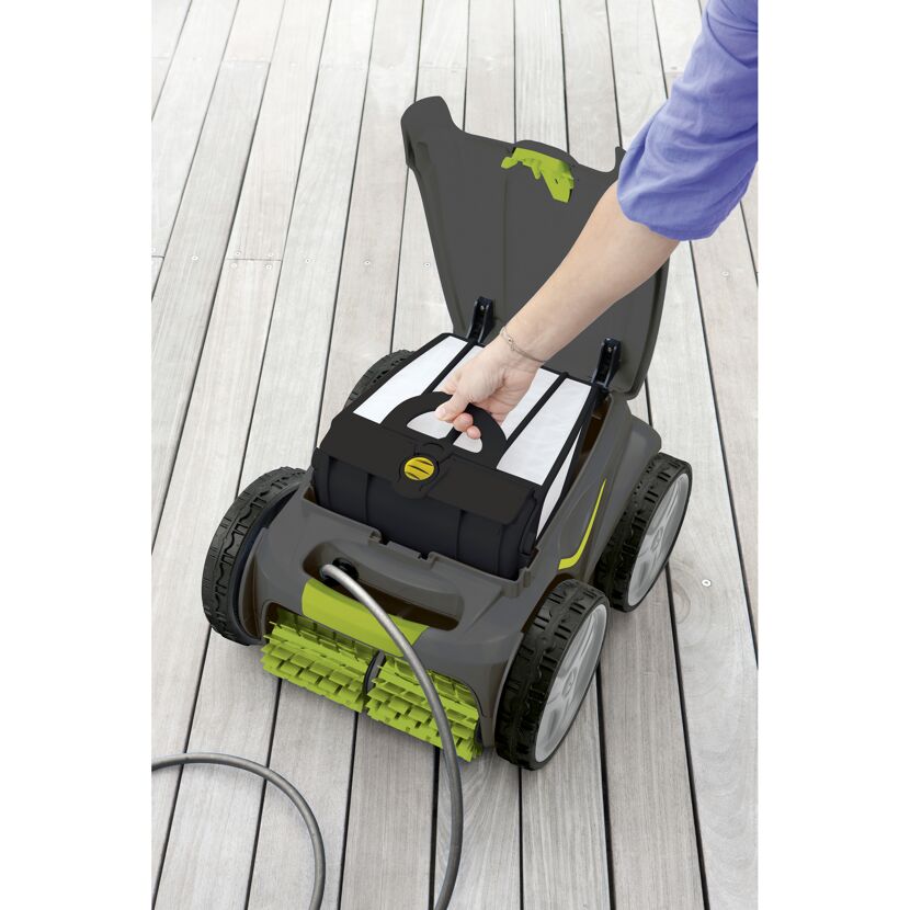 Person entnimmt Filterkartusche aus dem Poolreiniger Vortex GV 5220.