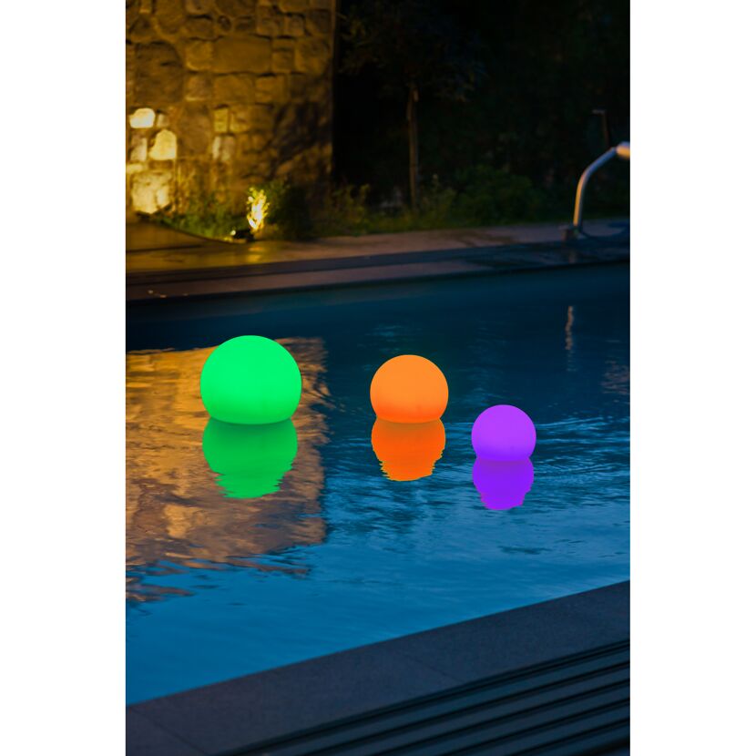 Schwimmende LED Leuchten in Pool