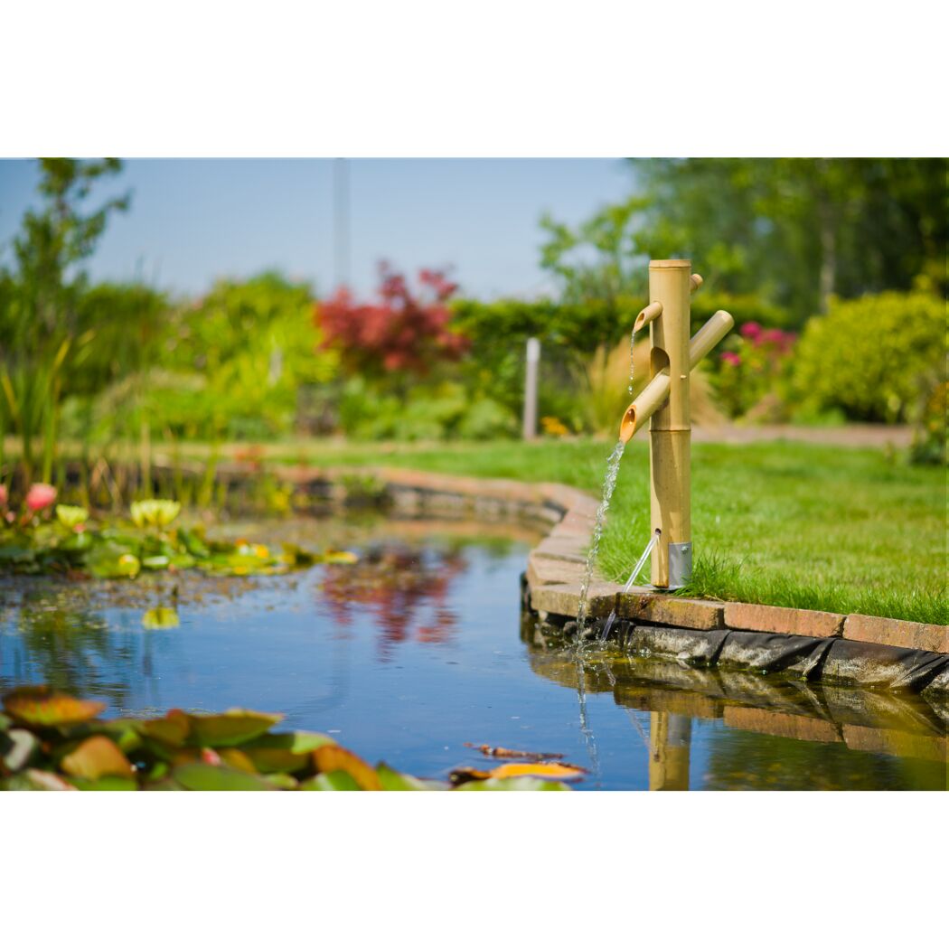 Bambus Wasserspiel im Gartenteich