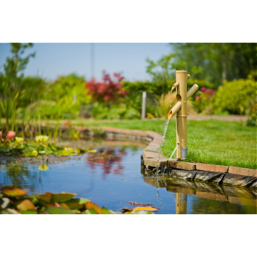 Bambus Wasserspiel im Gartenteich