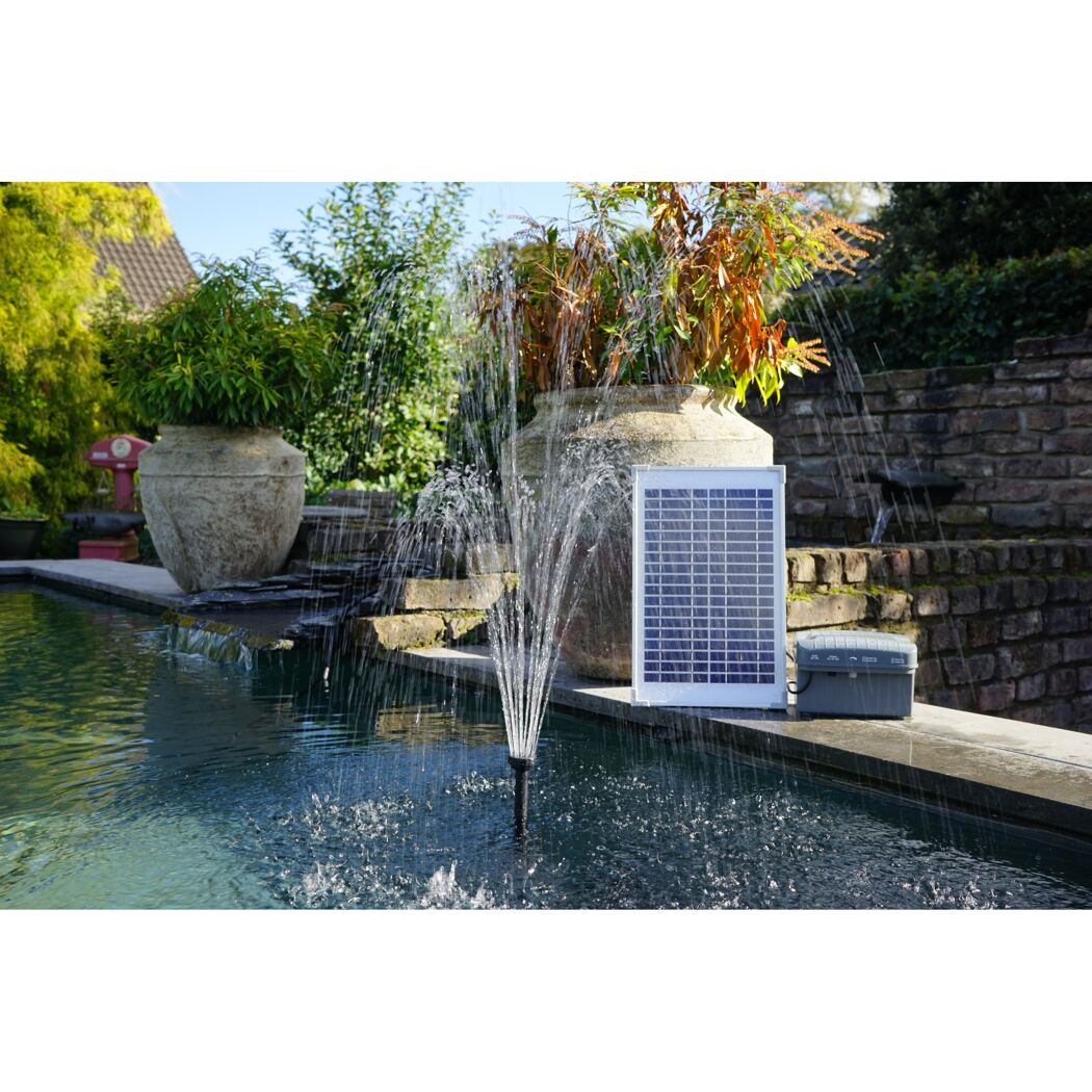 Solar Springbrunnenpumpe mit Solarmodul im Teich