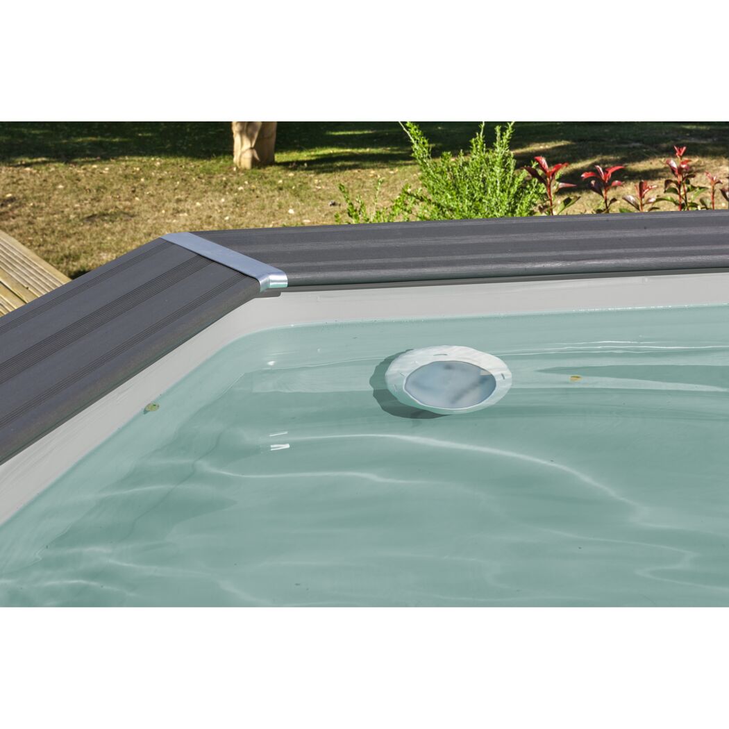 Pool mit LED-Beleuchtung