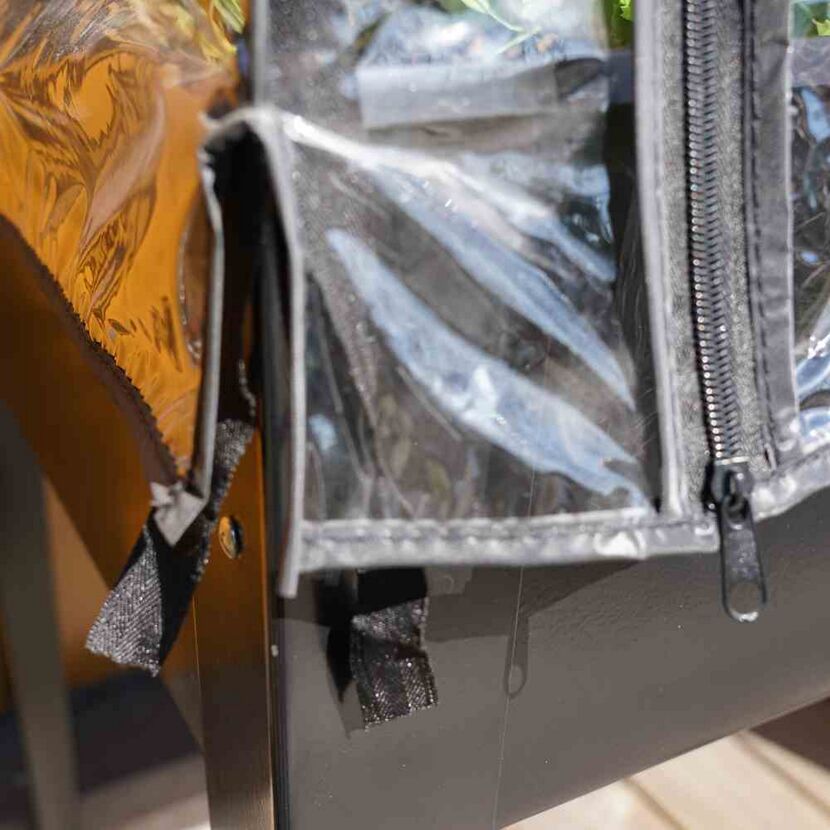 Hochbeet mit durchsichtiger Plastikfolie und Reißverschluss