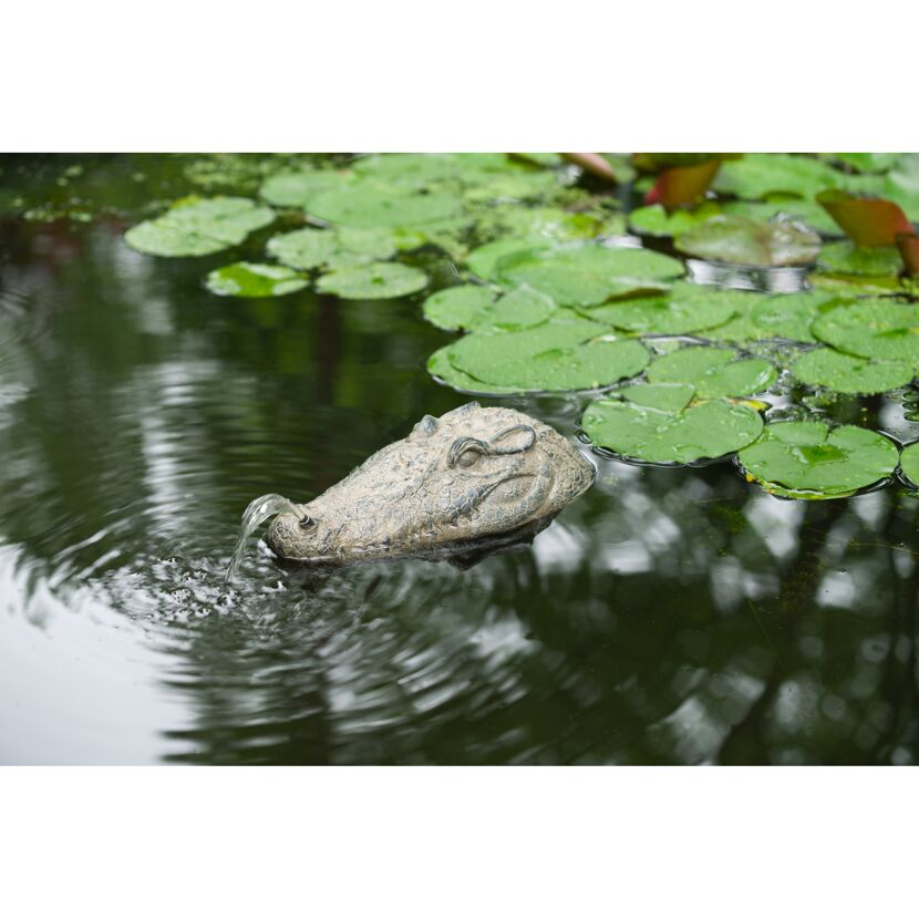 Wasserspeier KROKODIL im Teich mit Seerosen