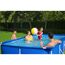 Familie spielt im Frame Pool