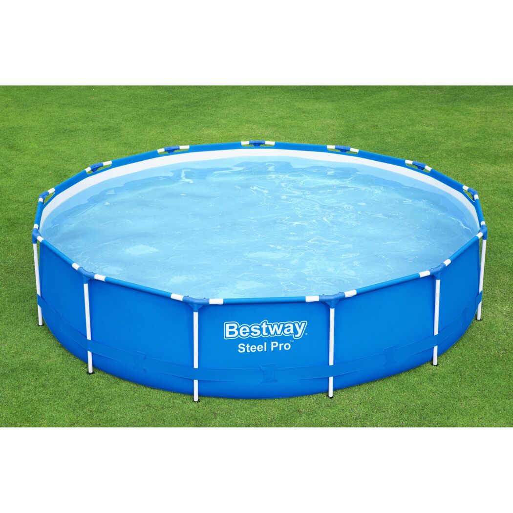 Bestway Steel Pro Frame Pool auf Rasen.