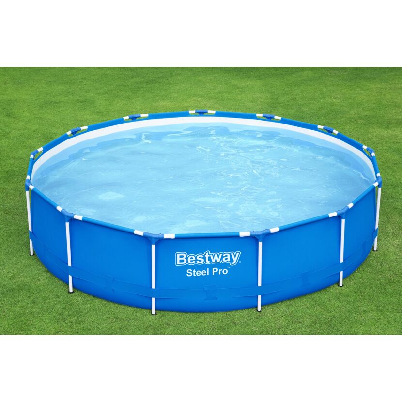 Bestway Steel Pro Frame Pool auf Rasen.
