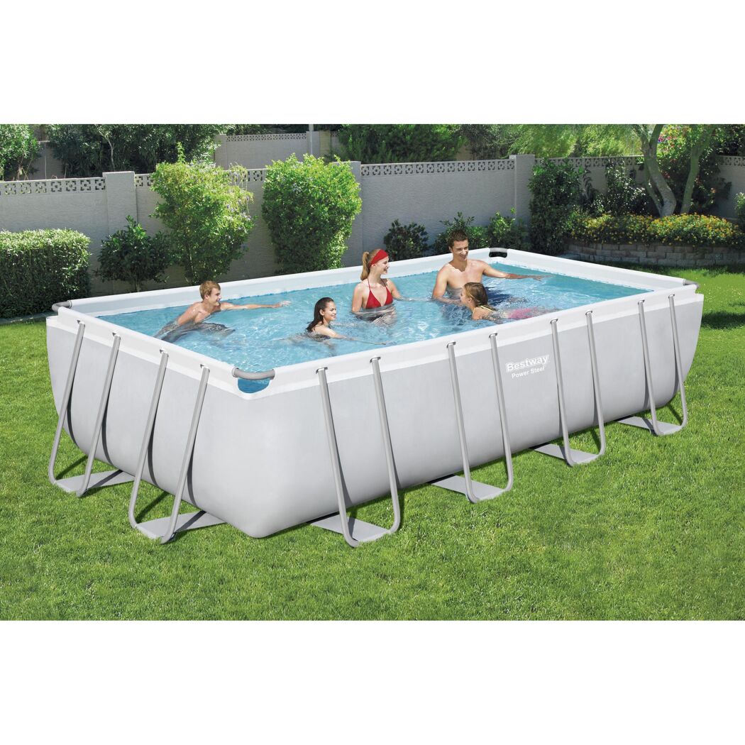 Familie im rechteckigen Aufstellpool von Bestway