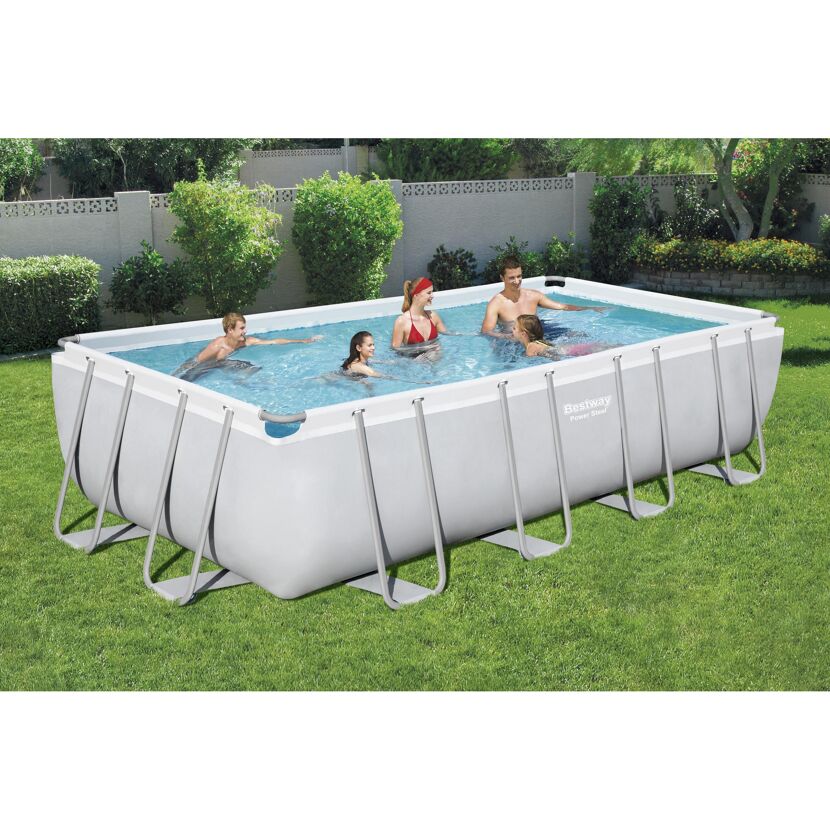 Familie im rechteckigen Aufstellpool von Bestway