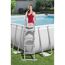 Person steigt Poolleiter in einen Aufstellpool