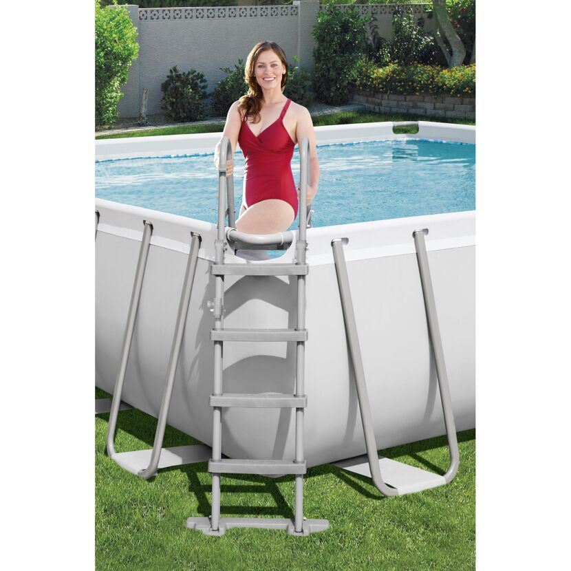 Person steigt Poolleiter in einen Aufstellpool