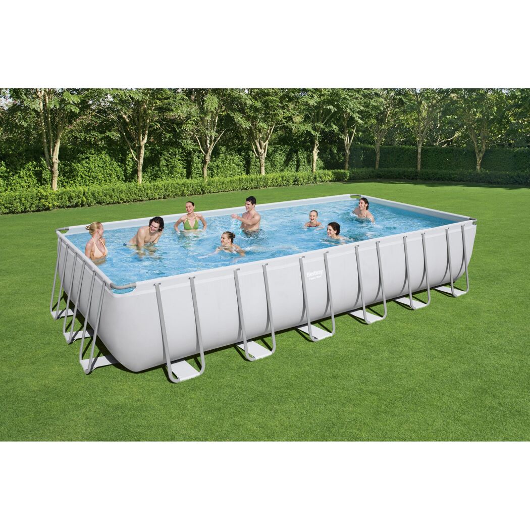 Mehrere Personen in einem rechteckigen Aufstellpool von Bestway.