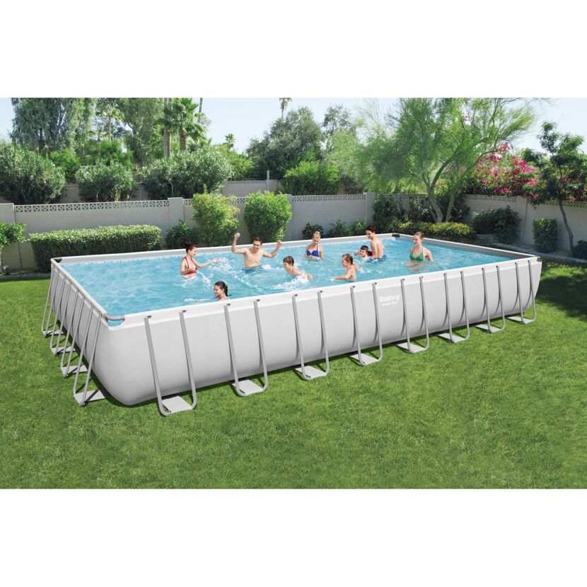 Personen planschen im Bestway Power Steel Frame Pool.