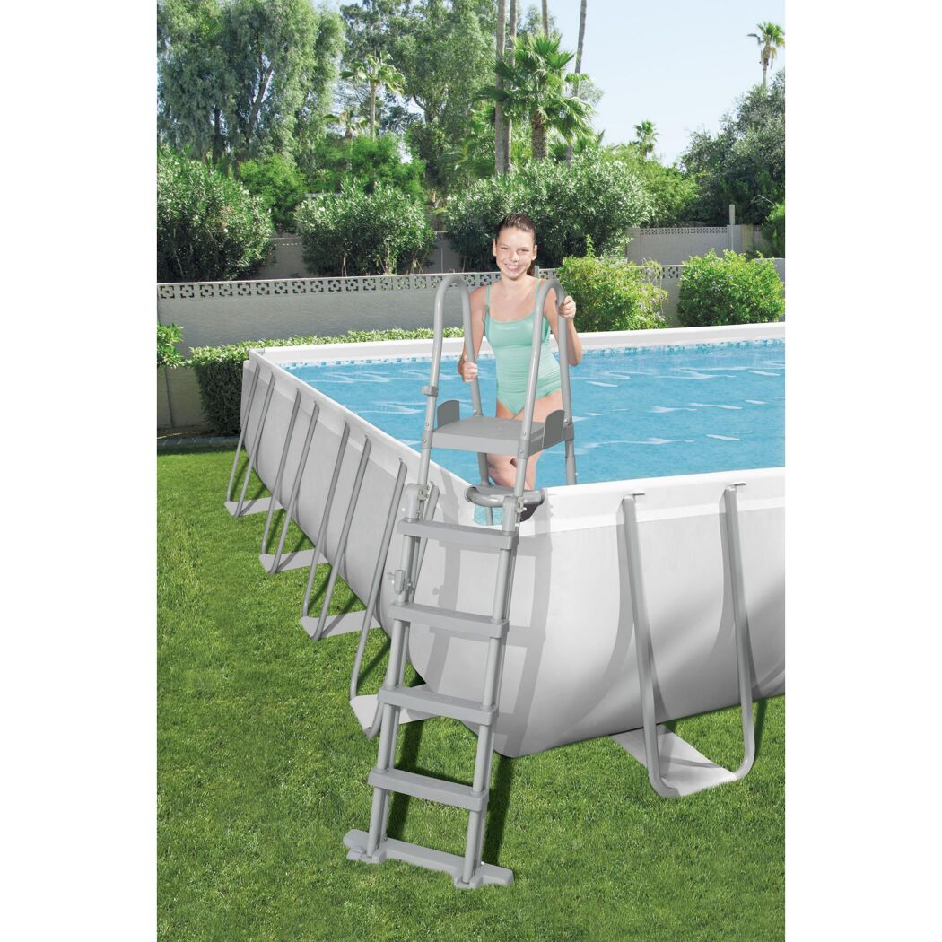 Person steigt über eine Poolleiter in einen Aufstellpool
