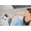 Person im Whirlpool Vancouver stellt die Temperatur ein.