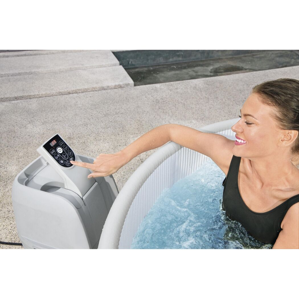 Person im Whirlpool Vancouver stellt die Temperatur ein.