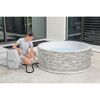 Person beim Aufbau eines Whirlpools Lay-Z-Spa Vancouver