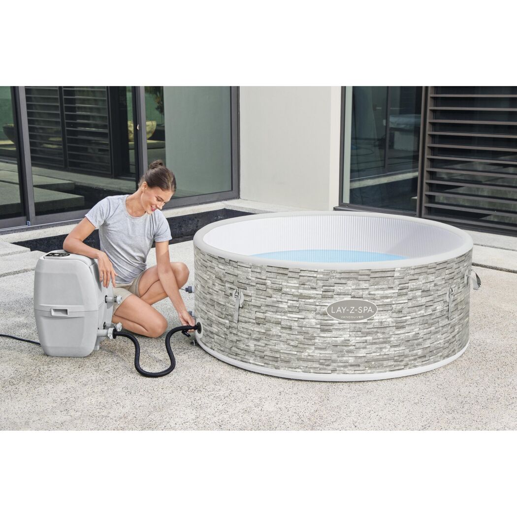 Person beim Aufbau eines Whirlpools Lay-Z-Spa Vancouver