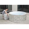 Person beim Aufbau eines LAY-Z-SPA Whirlpools
