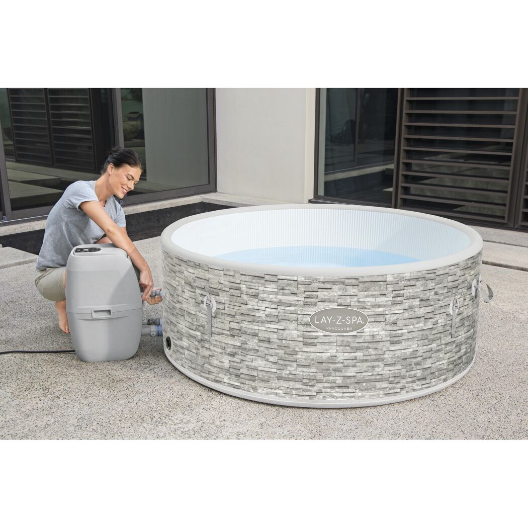 Person beim Aufbau eines LAY-Z-SPA Whirlpools