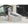 Person öffnet Abdeckung von Lay-Z-Spa Whirlpool