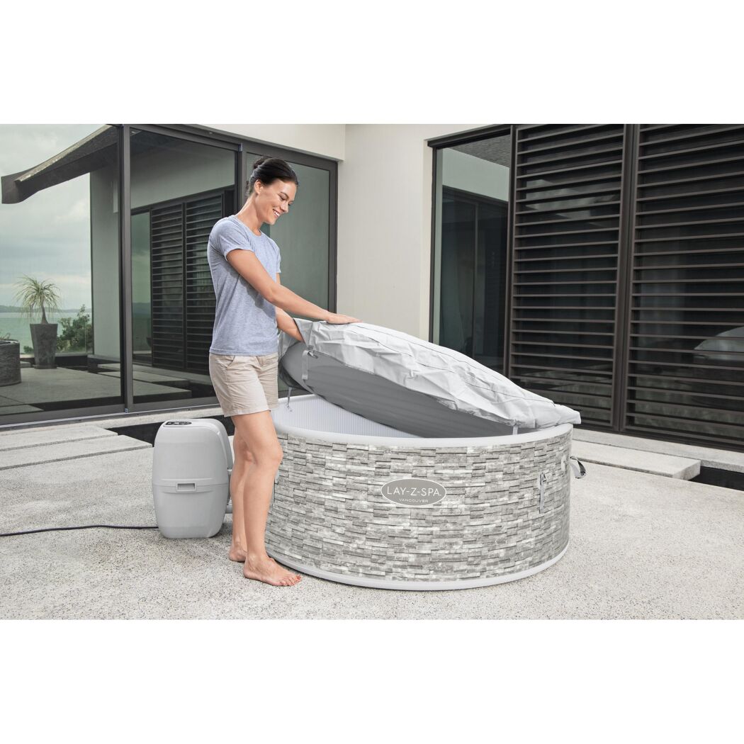 Person öffnet Abdeckung von Lay-Z-Spa Whirlpool