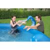 Mutter und Kind spielen in einem aufblasbaren Pool mit Oktopus-Sprinkler.