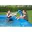 Mutter und Kind spielen in einem aufblasbaren Pool mit Oktopus-Sprinkler.