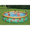 Drei Personen im Bestway Fast Set Pool mit Palmensprinkler