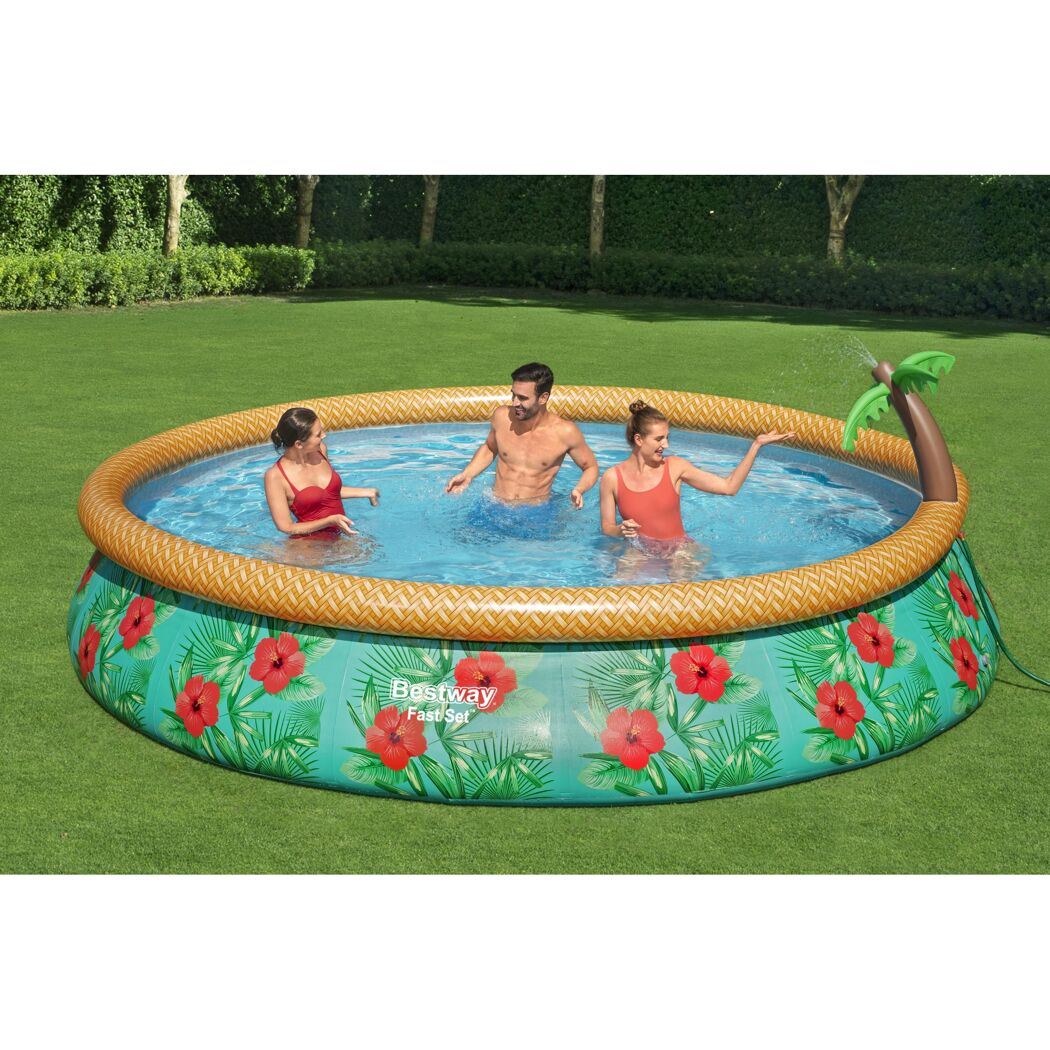 Drei Personen im Bestway Fast Set Pool mit Palmensprinkler