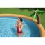 Person im Aufstellpool mit Palmen-Sprinkler