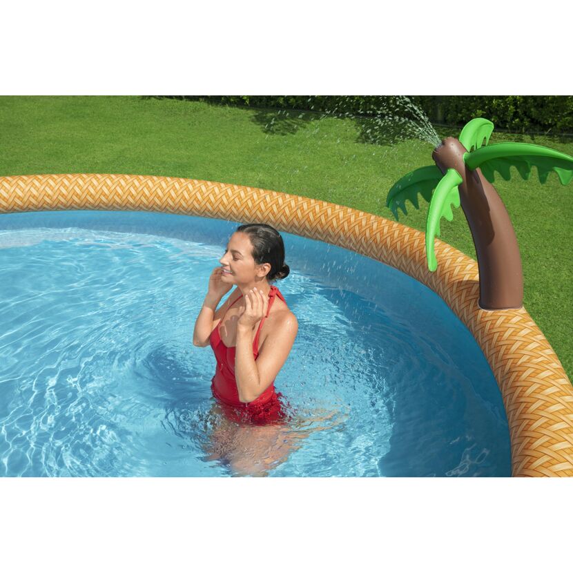 Person im Aufstellpool mit Palmen-Sprinkler