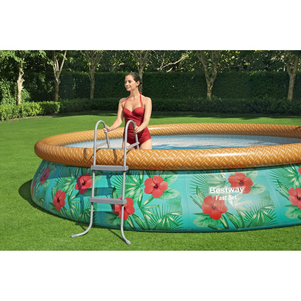Person steigt mit Leiter in einen aufblasbaren Pool.