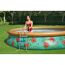 Person steigt mit Leiter in einen aufblasbaren Pool.