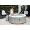 Zwei Personen entspannen im Lay-Z-Spa Whirlpool.